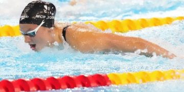 Summer McIntosh in vasca. McIntosh riscrive la storia del nuoto: battuto record mondiale in carica da 17 anni