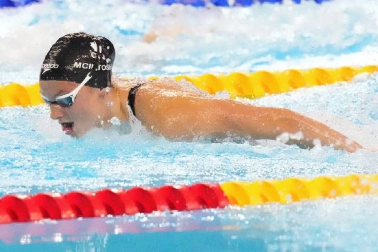 Summer McIntosh in vasca. McIntosh riscrive la storia del nuoto: battuto record mondiale in carica da 17 anni