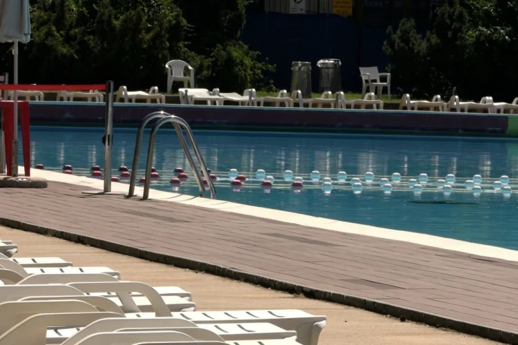 Mentana, fuga di cloro - nella foto, una piscina