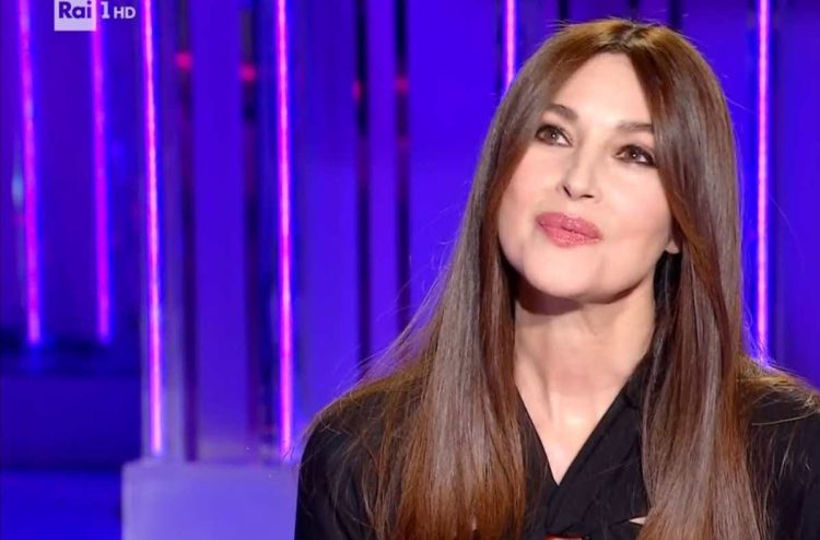 Primo piano di Monica Bellucci negli studi Rai