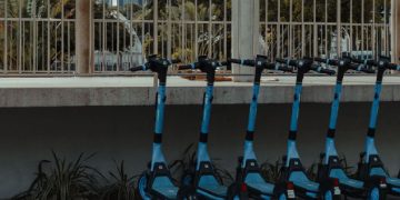 Fila di monopattini. Monopattini, scatta l'obbligo RC ma i privati restano scoperti: dubbi sull'efficacia