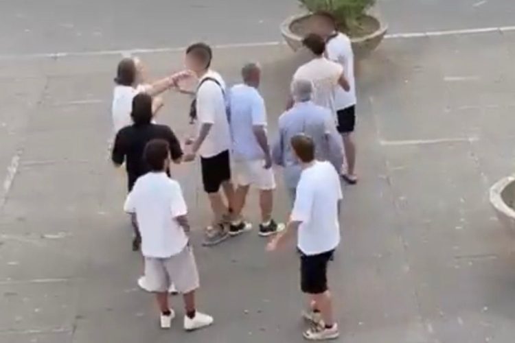 Napoli, rissa tra giovani e anziani Grumo Nevano 18enne arrestato per tentato omicidio