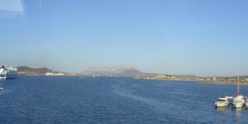 Sardegna, centinaia in protesta a Cala Finanza contro il beach club a cinque stelle - nella foto, Tavolara Bay