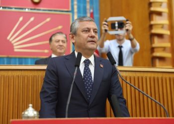 Chi è Özgür Özel e perché lascia il CHP: la crisi dell'opposizione in Turchia