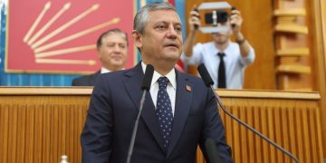 Chi è Özgür Özel e perché lascia il CHP: la crisi dell'opposizione in Turchia