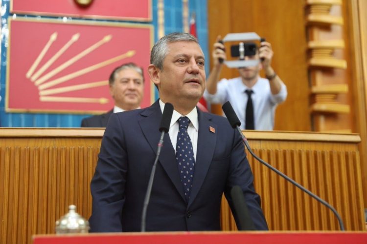 Chi è Özgür Özel e perché lascia il CHP: la crisi dell'opposizione in Turchia
