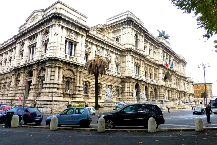 Terrorismo, indagati per propaganda sui social in favore di Hamas - nella foto, la procura di Roma