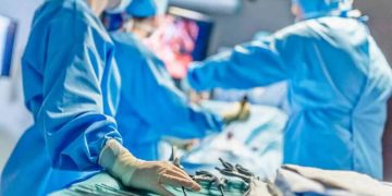 Un'equipe medica mentre è impegnata in un'operazione