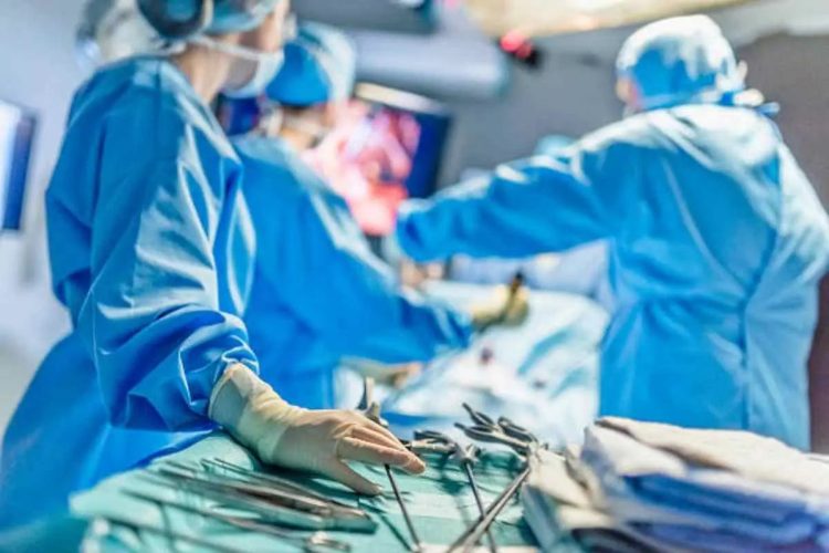 Un'equipe medica mentre è impegnata in un'operazione