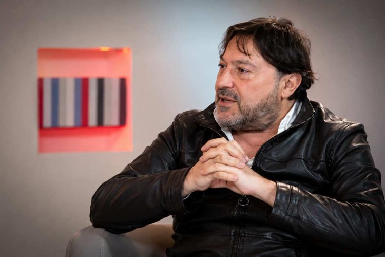 Sigfrido Ranucci primo piano del giornalista durante un'intervista