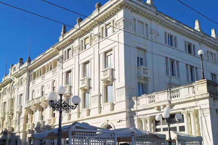 Il Grand Hotel di Riccione. Sigilli al Grand Hotel di Riccione sei indagati e beni sequestrati