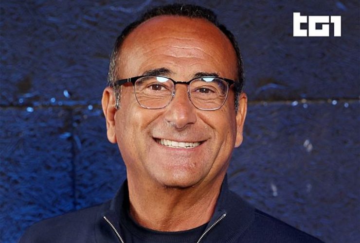 Primo piano del conduttore di Tale e Quale Show Carlo Conti