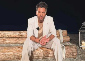 Filippo Bisciglia seduto sul falò a Temptation Island