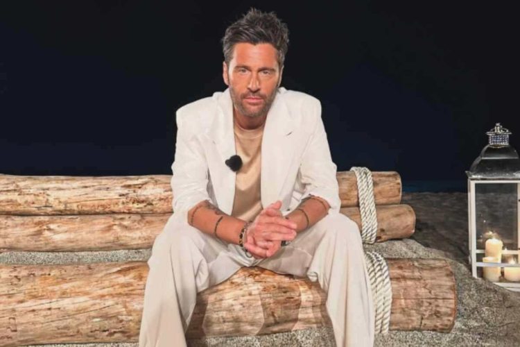 Filippo Bisciglia seduto sul falò a Temptation Island