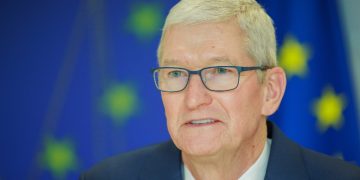 Tim Cook saluta Apple con un ultimo avvertimento: "Uno tsunami nei chip di memoria"
