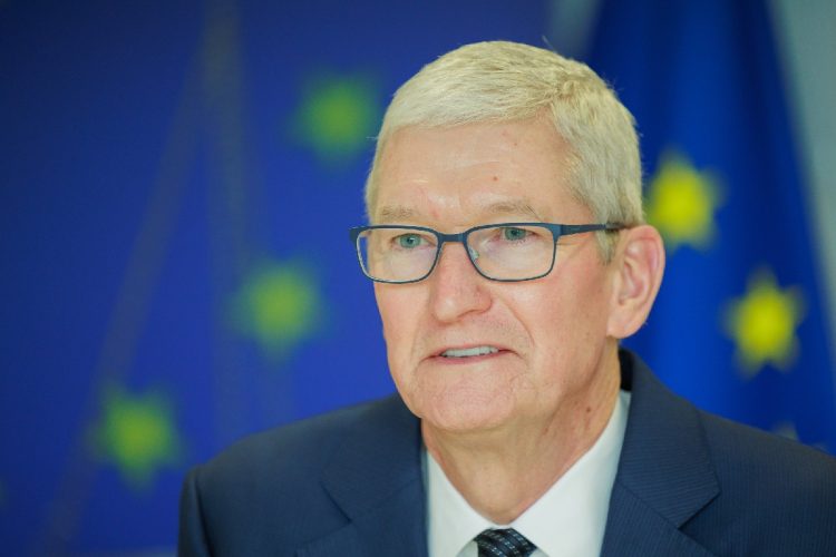 Tim Cook saluta Apple con un ultimo avvertimento: "Uno tsunami nei chip di memoria"