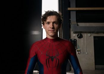 Tom Holland: "Spider-Man parla ai giovani dipendenti dai social"