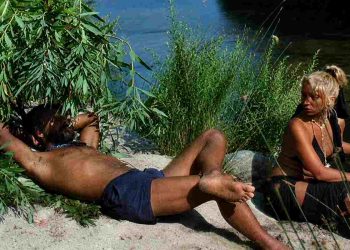 In foto Mariangela Melato e Giancarlo Giannini sul set di travolti da un insolito destino nell'azzurro mare di agosto