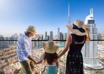 Una famiglia turistica gode della vista panoramica sullo skyline del centro di Dubai, Emirati Arabi Uniti.jpg