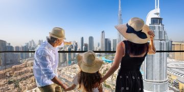 Una famiglia turistica gode della vista panoramica sullo skyline del centro di Dubai, Emirati Arabi Uniti.jpg