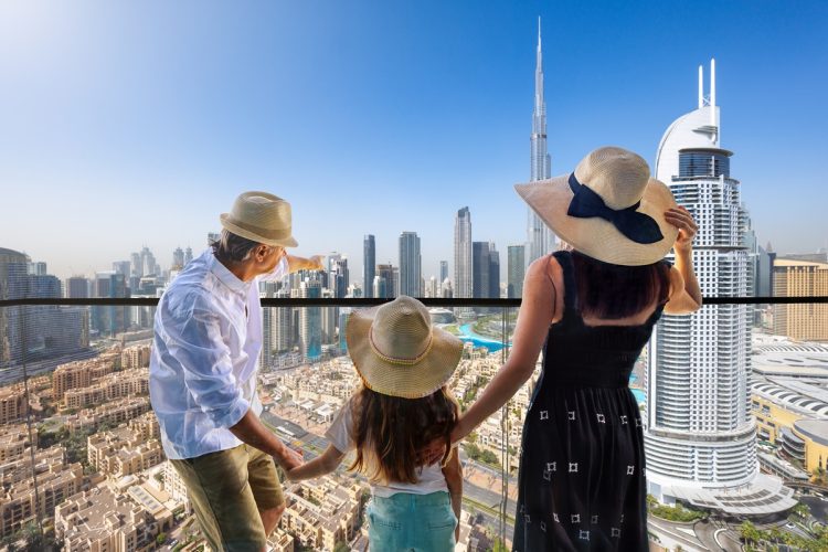 Una famiglia turistica gode della vista panoramica sullo skyline del centro di Dubai, Emirati Arabi Uniti.jpg