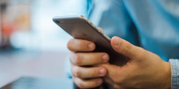 Una persona con uno smartphone in mano