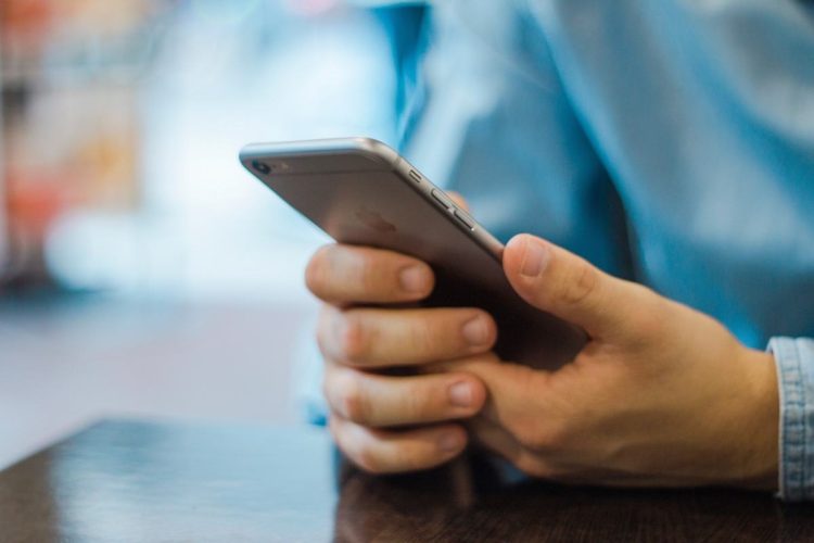 Una persona con uno smartphone in mano