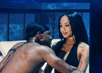 Usher mentre prova a baciare la ragazza