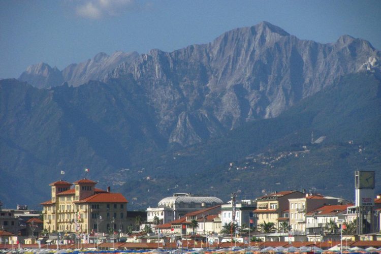 Viareggio, uccide ex moglie e si lancia dalla finestra - nella foto, Viareggio