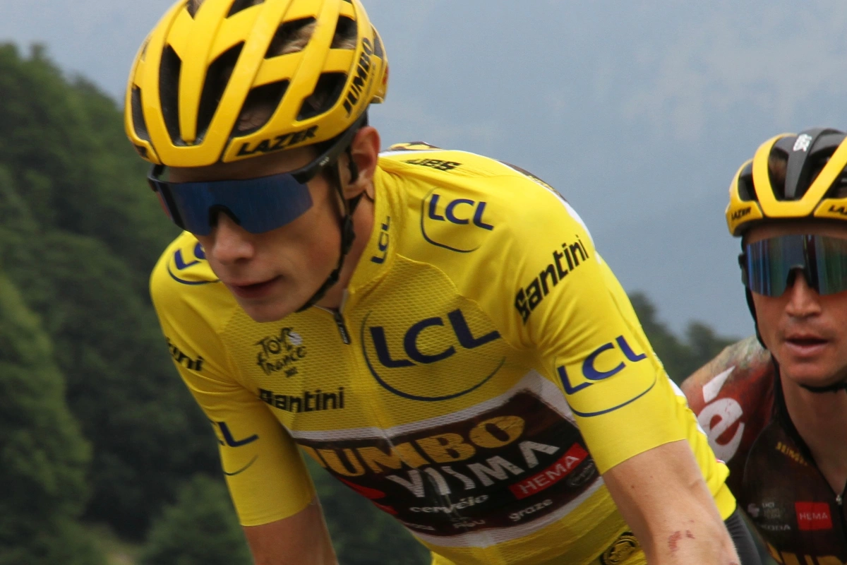 Vingegaard si ritira dal Tour de France: sospetta frattura dopo la caduta