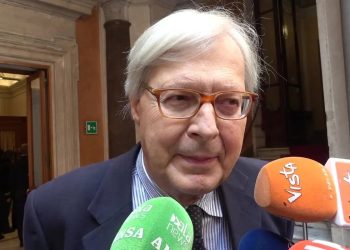 Vittorio Sgarbi torna in pubblico alla Milanesiana: “Sono qui per Elisabetta”