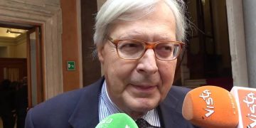 Vittorio Sgarbi torna in pubblico alla Milanesiana: “Sono qui per Elisabetta”