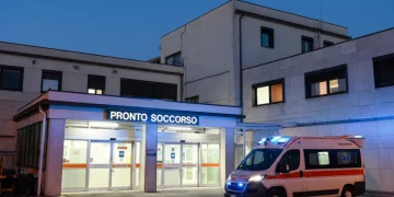 Ambulanza ferma davanti ingresso pronto soccorso ospedale di notte