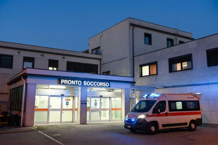 Ambulanza ferma davanti ingresso pronto soccorso ospedale di notte