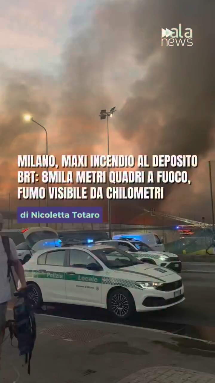 Grosso incendio a Milano: in fiamme il deposito Bartolini in zona Bovisa.