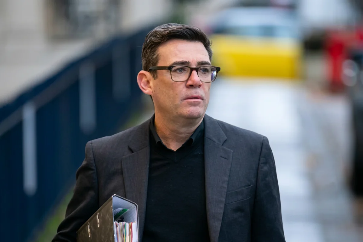 Andy Burnham debutta da premier: piano decennale, caro vita e John Healey all’Economia