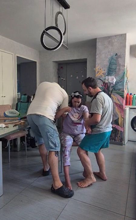 Angela sollevata dal marito Massimo