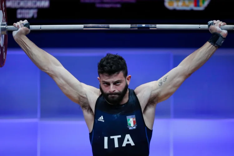 Antonino Pizzolato solleva bilanciere durante competizione di sollevamento pesi. Trapani, condannato per stupro il pesista Antonino Pizzolato: per lui 5 anni e 4 mesi insieme ad altri tre amici