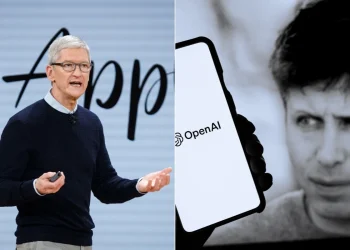 Tim Cook e logo OpenAI su smartphone con Sam Altman sullo sfondo