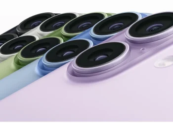 Primo piano lenti fotocamera di diversi iPhone colorati