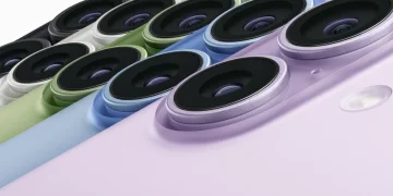 Primo piano lenti fotocamera di diversi iPhone colorati