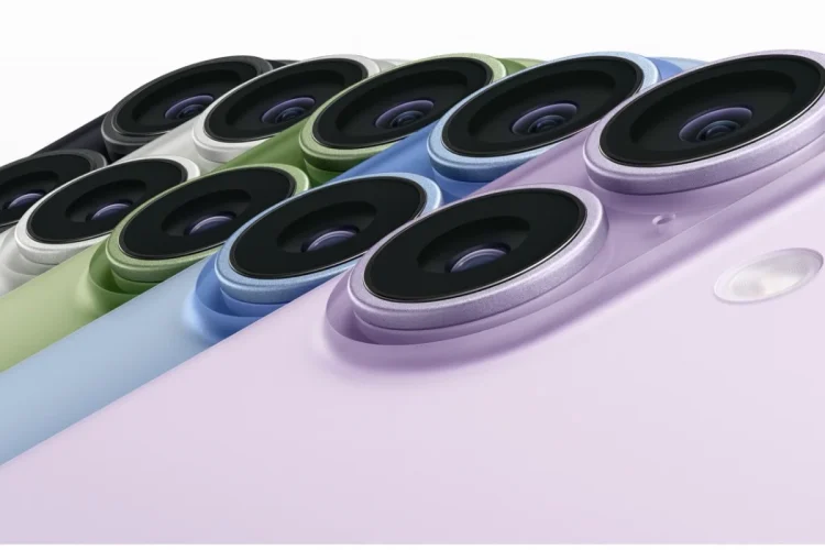 Primo piano lenti fotocamera di diversi iPhone colorati