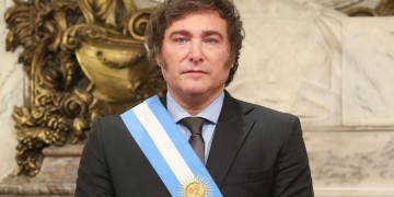 Javier Milei, presidente argentino, indossa fascia presidenziale azzurra in ritratto ufficiale. Milei proclama festa nazionale in Argentina dopo la sconfitta ai Mondiali 2026