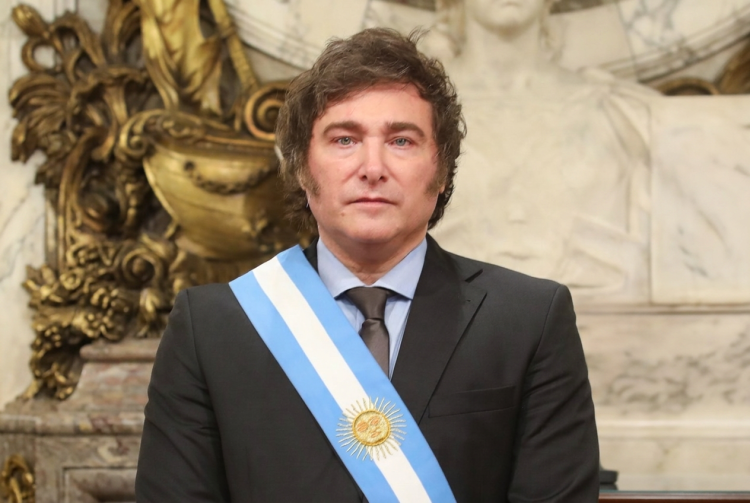 Javier Milei, presidente argentino, indossa fascia presidenziale azzurra in ritratto ufficiale. Milei proclama festa nazionale in Argentina dopo la sconfitta ai Mondiali 2026