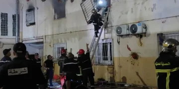 Vigili del fuoco intervengono durante un incendio notturno in Algeria