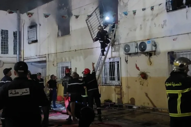 Vigili del fuoco intervengono durante un incendio notturno in Algeria