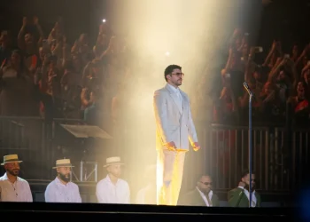 Bad Bunny sul palco durante il concerto in un fascio di luce
