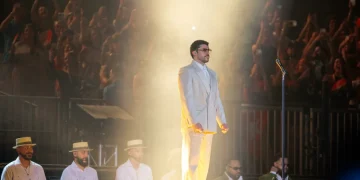 Bad Bunny sul palco durante il concerto in un fascio di luce