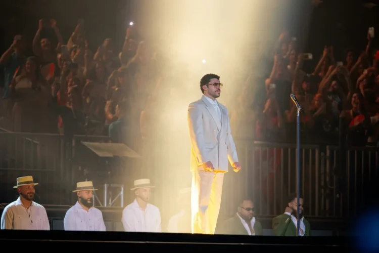 Bad Bunny sul palco durante il concerto in un fascio di luce