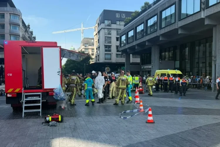 Vigili del fuoco, polizia dopo un incendio in un edificio a Bruxelles